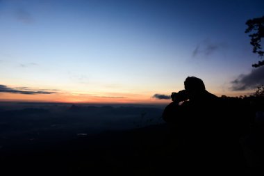 Silhouette Loei Eyaleti Tayland Phu Kradueng Ulusal Parkı. Tayland 'ın en ünlü yerlerinden biri. Güneşin dağ manzarası.. 