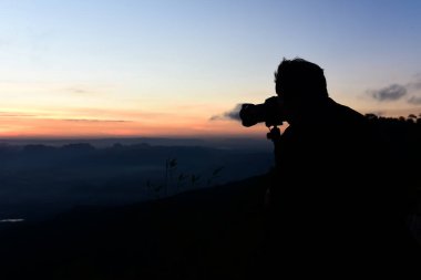 Silhouette Loei Eyaleti Tayland Phu Kradueng Ulusal Parkı. Tayland 'ın en ünlü yerlerinden biri. Güneşin dağ manzarası.. 