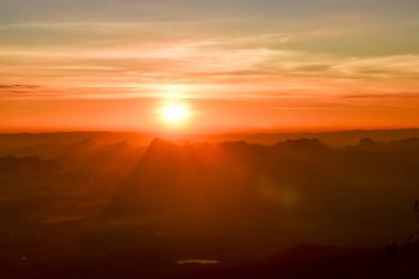 Silhouette Loei Eyaleti Tayland Phu Kradueng Ulusal Parkı. Tayland 'ın en ünlü yerlerinden biri. Güneşin dağ manzarası.. 