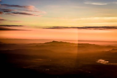 Silhouette Loei Eyaleti Tayland Phu Kradueng Ulusal Parkı. Tayland 'ın en ünlü yerlerinden biri. Güneşin dağ manzarası.. 
