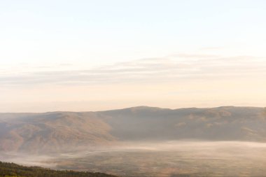 Loei Eyaleti Tayland Phu Kradueng Ulusal Parkı. Tayland 'ın en ünlü yerlerinden biridir. Her yıl ortalama bir insana on binlerce insan gelir, özellikle de birçok turistin sık sık ziyaret etmek zorunda kaldığı uzun hafta sonlarında.