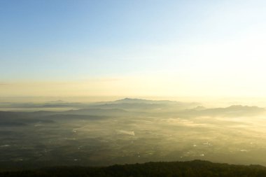 Loei Eyaleti Tayland Phu Kradueng Ulusal Parkı. Tayland 'ın en ünlü yerlerinden biridir. Her yıl ortalama bir insana on binlerce insan gelir, özellikle de birçok turistin sık sık ziyaret etmek zorunda kaldığı uzun hafta sonlarında.