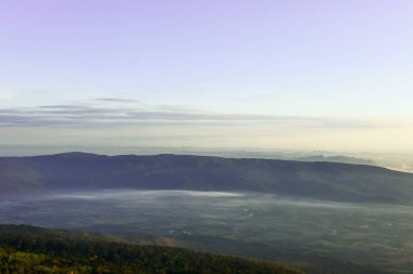 Loei Eyaleti Tayland Phu Kradueng Ulusal Parkı. Tayland 'ın en ünlü yerlerinden biridir. Her yıl ortalama bir insana on binlerce insan gelir, özellikle de birçok turistin sık sık ziyaret etmek zorunda kaldığı uzun hafta sonlarında.