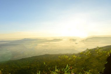 Loei Eyaleti Tayland Phu Kradueng Ulusal Parkı. Tayland 'ın en ünlü yerlerinden biridir. Her yıl ortalama bir insana on binlerce insan gelir, özellikle de birçok turistin sık sık ziyaret etmek zorunda kaldığı uzun hafta sonlarında.