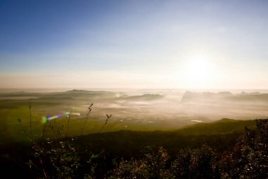 Loei Eyaleti Tayland Phu Kradueng Ulusal Parkı. Tayland 'ın en ünlü yerlerinden biridir. Her yıl ortalama bir insana on binlerce insan gelir, özellikle de birçok turistin sık sık ziyaret etmek zorunda kaldığı uzun hafta sonlarında.