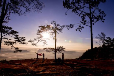 Loei Eyaleti Tayland Phu Kradueng Ulusal Parkı. Tayland 'ın en ünlü yerlerinden biridir. Her yıl ortalama bir insana on binlerce insan gelir, özellikle de birçok turistin sık sık ziyaret etmek zorunda kaldığı uzun hafta sonlarında.