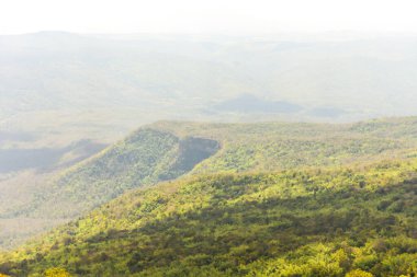 Loei Eyaleti Tayland Phu Kradueng Ulusal Parkı. Tayland 'ın en ünlü yerlerinden biridir. Her yıl ortalama bir insana on binlerce insan gelir, özellikle de birçok turistin sık sık ziyaret etmek zorunda kaldığı uzun hafta sonlarında.