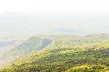 Loei Eyaleti Tayland Phu Kradueng Ulusal Parkı. Tayland 'ın en ünlü yerlerinden biridir. Her yıl ortalama bir insana on binlerce insan gelir, özellikle de birçok turistin sık sık ziyaret etmek zorunda kaldığı uzun hafta sonlarında.