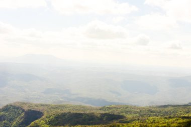 Loei Eyaleti Tayland Phu Kradueng Ulusal Parkı. Tayland 'ın en ünlü yerlerinden biridir. Her yıl ortalama bir insana on binlerce insan gelir, özellikle de birçok turistin sık sık ziyaret etmek zorunda kaldığı uzun hafta sonlarında.