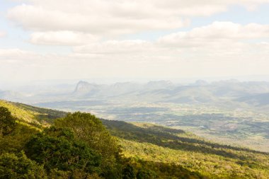 Loei Eyaleti Tayland Phu Kradueng Ulusal Parkı. Tayland 'ın en ünlü yerlerinden biridir. Her yıl ortalama bir insana on binlerce insan gelir, özellikle de birçok turistin sık sık ziyaret etmek zorunda kaldığı uzun hafta sonlarında.