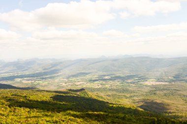 Loei Eyaleti Tayland Phu Kradueng Ulusal Parkı. Tayland 'ın en ünlü yerlerinden biridir. Her yıl ortalama bir insana on binlerce insan gelir, özellikle de birçok turistin sık sık ziyaret etmek zorunda kaldığı uzun hafta sonlarında.