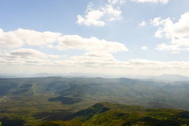 Loei Eyaleti Tayland Phu Kradueng Ulusal Parkı. Tayland 'ın en ünlü yerlerinden biridir. Her yıl ortalama bir insana on binlerce insan gelir, özellikle de birçok turistin sık sık ziyaret etmek zorunda kaldığı uzun hafta sonlarında.