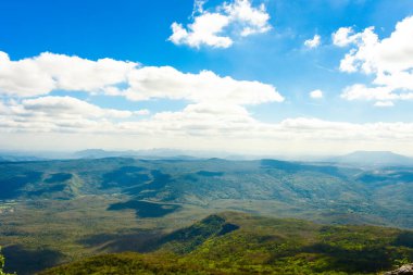 Loei Eyaleti Tayland Phu Kradueng Ulusal Parkı. Tayland 'ın en ünlü yerlerinden biridir. Her yıl ortalama bir insana on binlerce insan gelir, özellikle de birçok turistin sık sık ziyaret etmek zorunda kaldığı uzun hafta sonlarında.