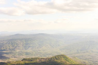 Loei Eyaleti Tayland Phu Kradueng Ulusal Parkı. Tayland 'ın en ünlü yerlerinden biridir. Her yıl ortalama bir insana on binlerce insan gelir, özellikle de birçok turistin sık sık ziyaret etmek zorunda kaldığı uzun hafta sonlarında.