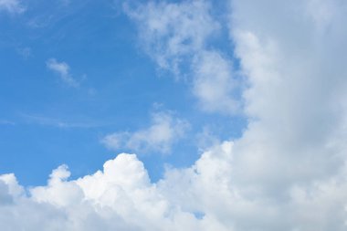 Arka plan için mavi gökyüzü ve beyaz bulutlar