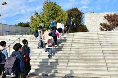 Tokyo, Japonya 21 Kasım 2018 Kimliği belirsiz insanlar Tokyo tren istasyonlarında. Tokyo 'ya seyahat eden Japonların Görüntü Seyahati.
