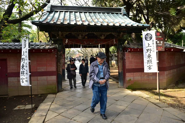 東京都2019年11月27日確認されていないぼかし多くの人が上野公園を歩いていて 庭の秋の木 日差しの日の秋の森を見ています — ストック写真