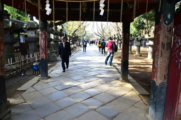 東京都2019年11月27日確認されていないぼかし多くの人が上野公園を歩いていて 庭の秋の木 日差しの日の秋の森を見ています — ストック写真