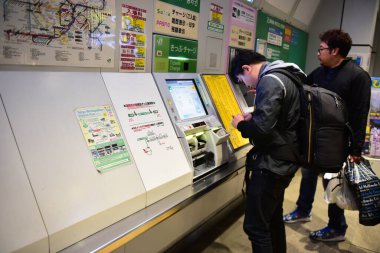Tokyo, Japonya 27 Kasım 2019 Kimliği belirsiz Japon halkı Tokyo 'ya seyahat ediyor.