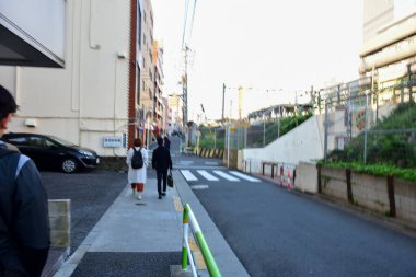 Tokyo, Japonya 21 Kasım 2018 Kimliği belirsiz insanlar Tokyo tren istasyonlarında. Tokyo 'ya seyahat eden Japonların Görüntü Seyahati.