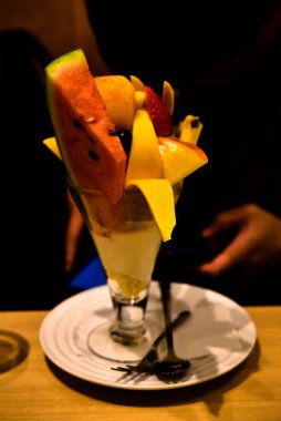 Tokyo, Japonya 27 Kasım 2019 Kimliği belirsiz Japon halkı Tokyo 'ya seyahat ediyor.