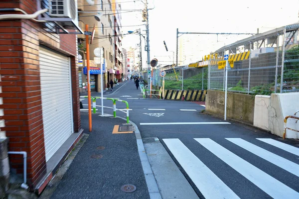 日本2018年11月21日未確認東京の鉄道駅の人々 ブラー 東京で旅行する日本人の旅行 — ストック写真