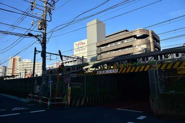 日本2018年11月21日未確認東京の鉄道駅の人々 ブラー 東京で旅行する日本人の旅行 — ストック写真