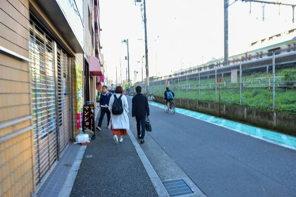 日本2018年11月21日未確認東京の鉄道駅の人々 ブラー 東京で旅行する日本人の旅行 — ストック写真