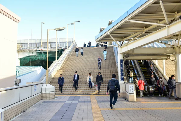 日本2018年11月21日未確認東京の鉄道駅の人々 ブラー 東京で旅行する日本人の旅行 — ストック写真