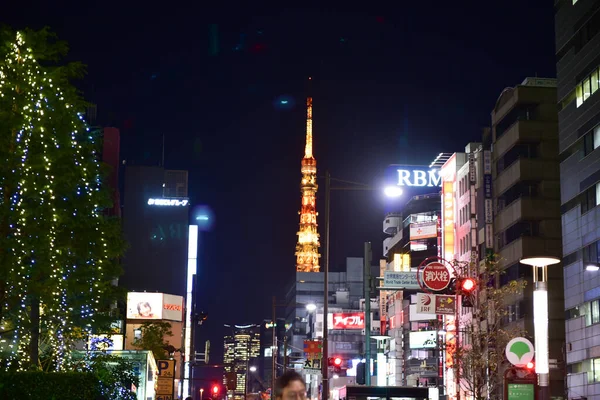 2018年11月21日未確認のぼかしの夜東京を旅する日本人の旅行 東京都にビル — ストック写真