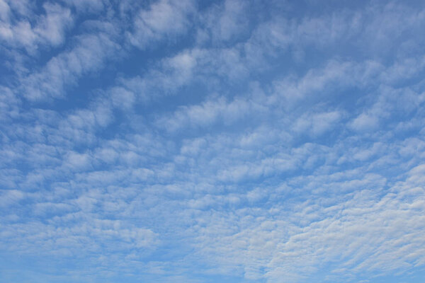 Голубое небо и белые облака для фона