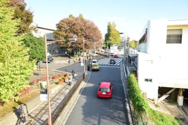Tokyo, Japonya 21 Kasım 2018 Kimliği belirsiz insanlar Tokyo tren istasyonlarında. Tokyo 'ya seyahat eden Japonların Görüntü Seyahati.