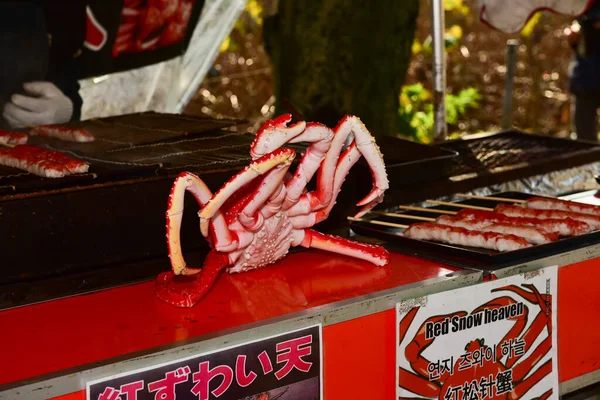 日本2018年11月27日確認されていない多くの人々が上野公園を歩いていて 庭の秋の木を見ています — ストック写真