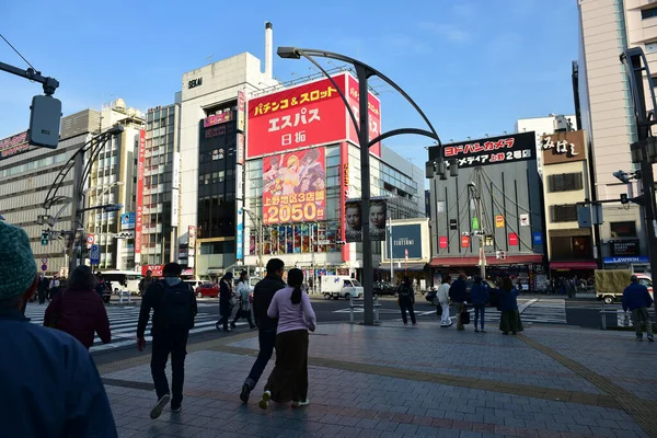 日本2018年11月27日日本での東京旅行は多くの人で賑わっています — ストック写真