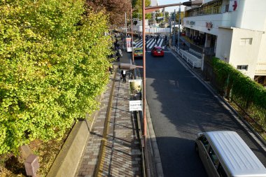 Tokyo, Japonya 21 Kasım 2018 Kimliği belirsiz insanlar Tokyo tren istasyonlarında. Tokyo 'ya seyahat eden Japonların Görüntü Seyahati.