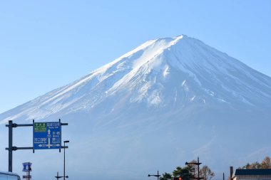 Yamanashi japan 23 Kasım 2018 Fuji Dağı bir trafik yolundan görünüyor.