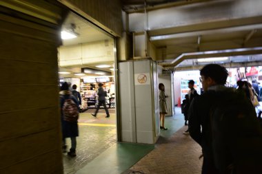 Tokyo, Japonya 21 Kasım 2018 Kimliği belirsiz insanlar Tokyo tren istasyonlarında. Tokyo 'ya seyahat eden Japonların Görüntü Seyahati.