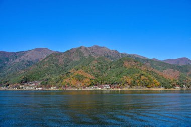 Yakisaki parkındaki Kawaguchiko gölünde sonbahar yaprakları. Fujisan dağı..