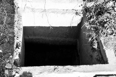 Çelikten yapılmış su borusu betonla çevrili..