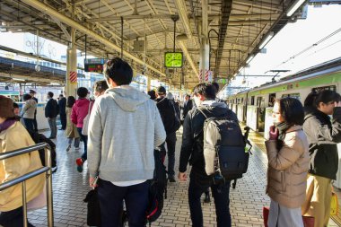 Tokyo, Japonya 21 Kasım 2018 Kimliği belirsiz insanlar Tokyo tren istasyonlarında. Tokyo 'ya seyahat eden Japonların Görüntü Seyahati.