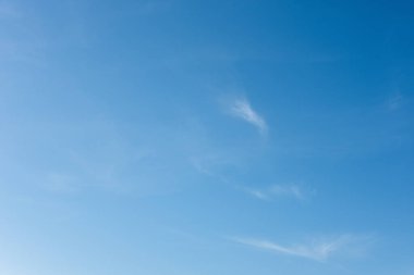 Arka plan için mavi gökyüzü ve beyaz bulutlar