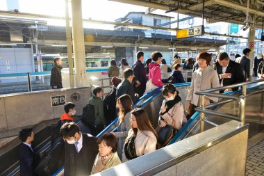 Tokyo, Japonya 21 Kasım 2018 Kimliği belirsiz insanlar Tokyo tren istasyonlarında. Tokyo 'ya seyahat eden Japonların Görüntü Seyahati.
