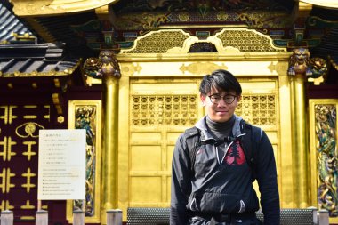 Tokyo, Japonya. 27 Kasım 2019 Tanımlanamayan Görüntü. Birçok insan Ueno parkında yürüyor ve sonbahar ağacını izliyor..