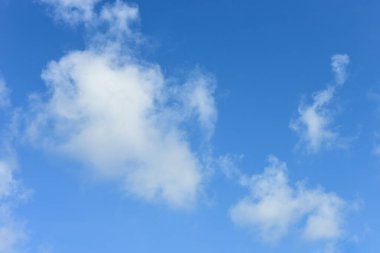 Arka plan için mavi gökyüzü ve beyaz bulutlar