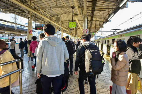 日本2018年11月21日未確認東京の鉄道駅の人々 ブラー 東京で旅行する日本人の旅行 — ストック写真