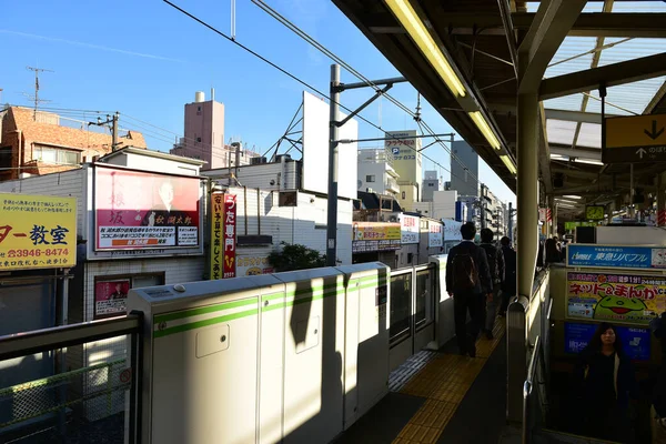 日本2018年11月21日未確認東京の鉄道駅の人々 ブラー 東京で旅行する日本人の旅行 — ストック写真