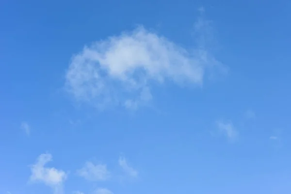 Ciel Bleu Nuages Blancs Pour Arrière Plan — Photo