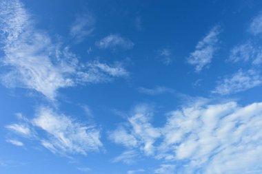 Arka plan için mavi gökyüzü ve beyaz bulutlar