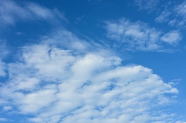 Arka plan için mavi gökyüzü ve beyaz bulutlar