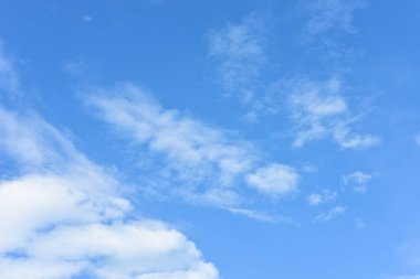 Arka plan için mavi gökyüzü ve beyaz bulutlar